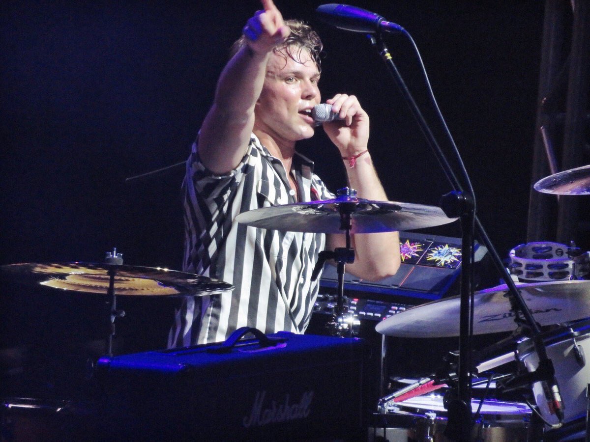 ashtonupdating's tweet photo. HQ | ASHTON ON STAGE IN MANILA #5SOSInTheMix | @5SOSFamUpdater https://t.co/anT81kw2tn