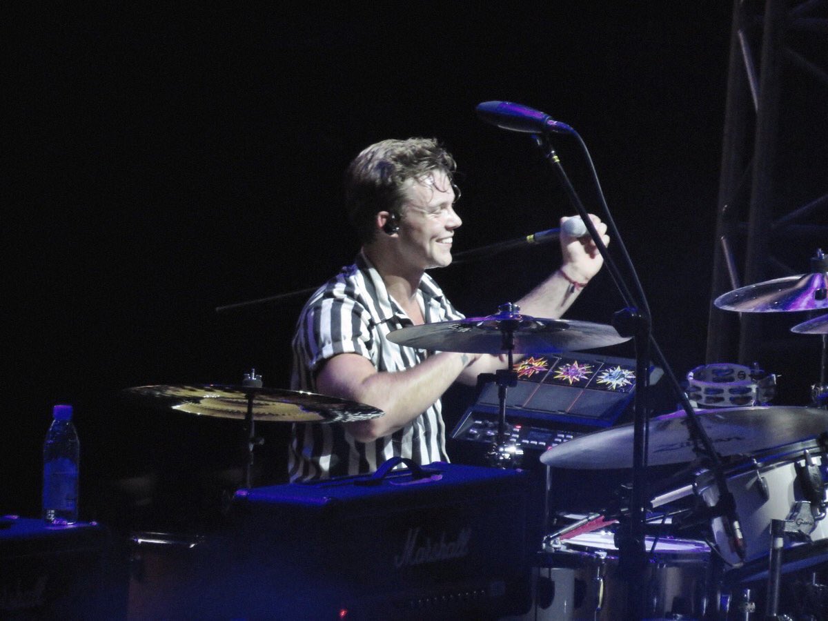 ashtonupdating's tweet photo. HQ | ASHTON ON STAGE IN MANILA #5SOSInTheMix | @5SOSFamUpdater https://t.co/anT81kw2tn