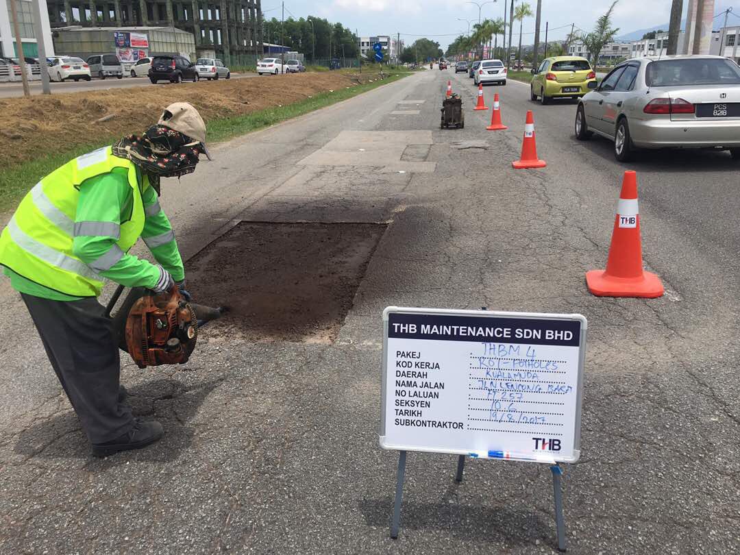 THBM_HQ's tweet photo. 190817 - Team #THBMKedah tampal  kekal pothole di FT 257 J. Lencong Barat 👌#THBMHQ @JKRKMS @jkr_kedah @JKRMalaysia @RoslanMdTaha https://t.co/5ZFvAyh0id