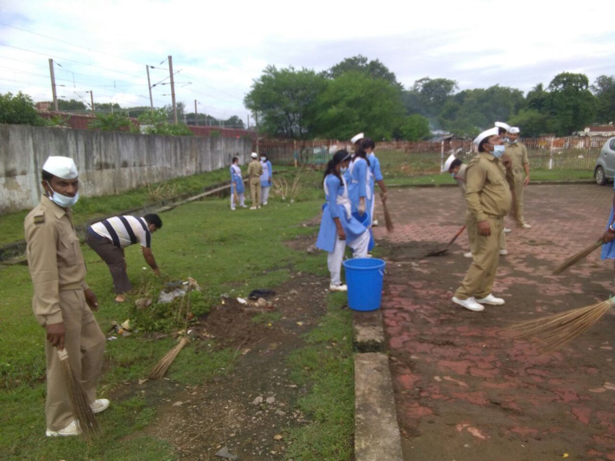 <a href="/RailMinIndia/">Ministry of Railways</a>  <a href="/serailwaykol/">South Eastern Railway</a>  चक्रधरपुर मंडल के राउरकेला स्टेशन परिसर में संत निरंकारी  सेवा दल द्वारा  श्रमदान दिया जा रहा है.धन्यवाद