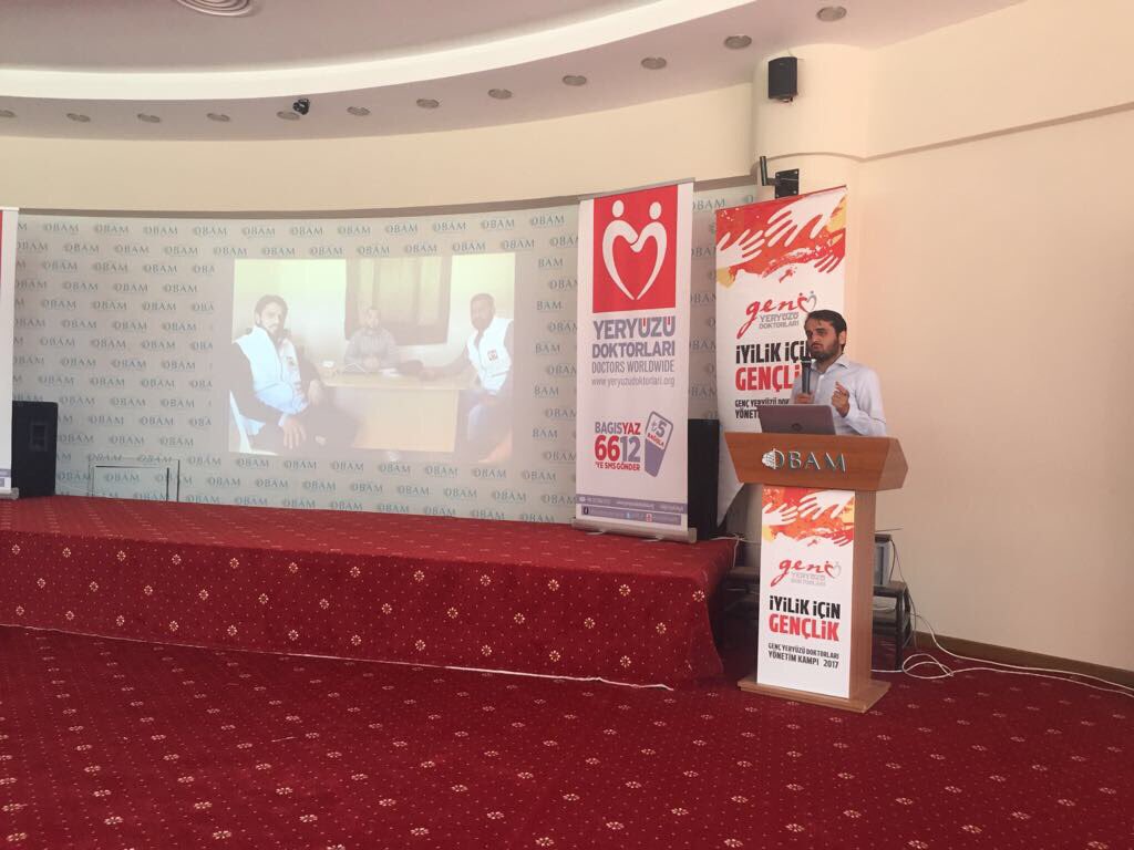 Ahmet Yasir Feten "İnsani Yardımdan Dönerken" başlıklı konuşmasında yaşadığı tecrübeleri <a href="/GencYYD/">Genç Yeryüzü Doktorları</a> ile paylaşıyor. #GençYYDKampta