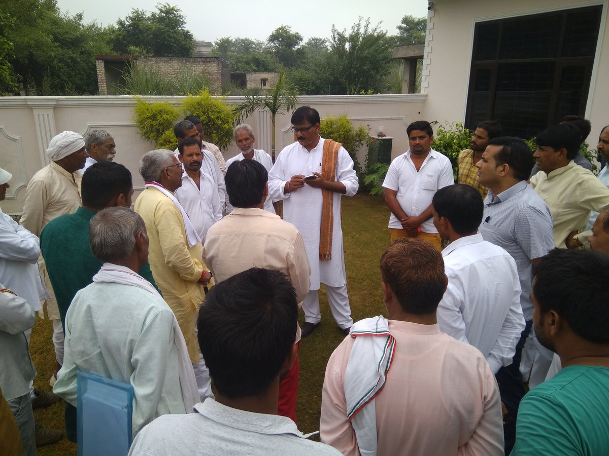 #GreaterNoida स्थित फाई 3 कार्यालय पर जनसमस्याओं का निवारण किया।