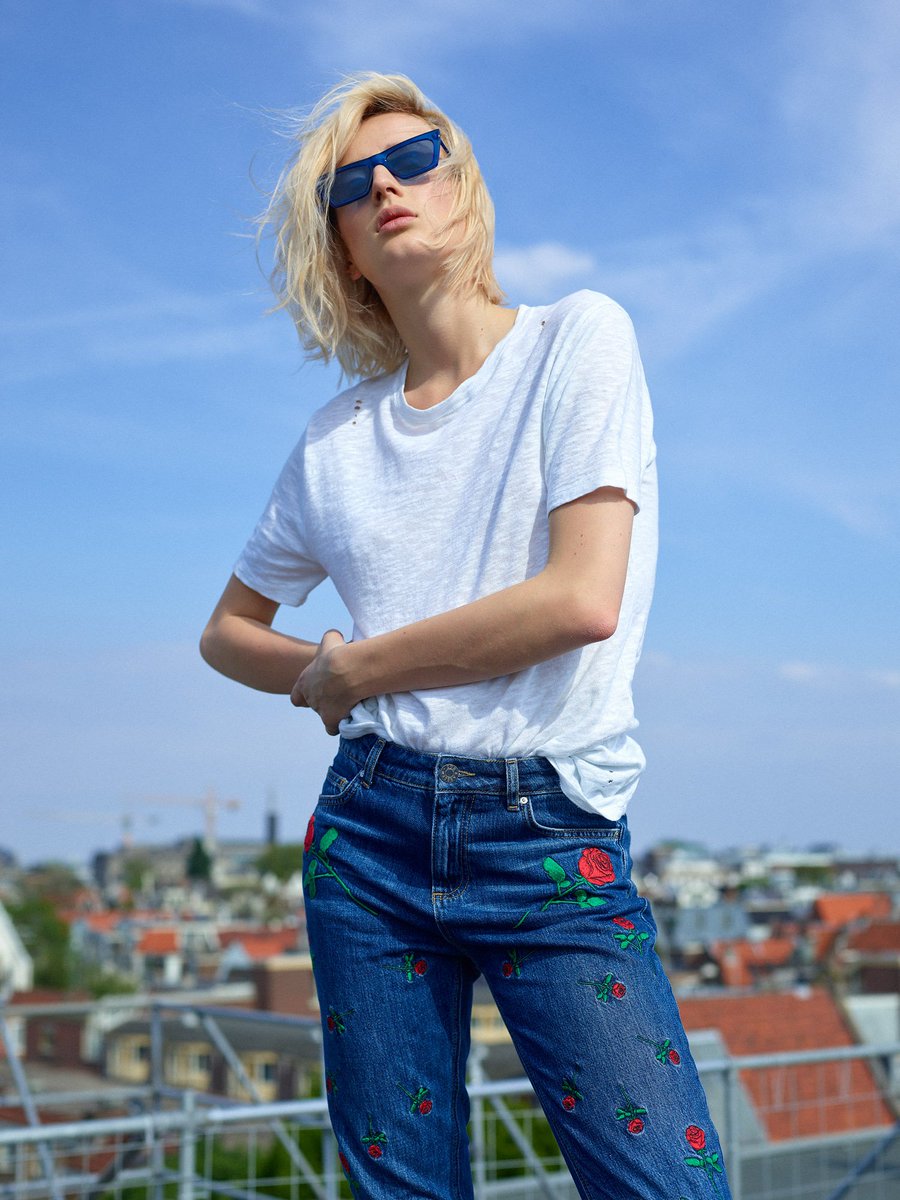 gebruiker Spookachtig geluk Zoe Karssen Official on Twitter: "Revamping our Janis boyfriend jeans with  70s floral embroideries. Shop the 'Roses all over' jeans now:  https://t.co/2ehDslbBcI https://t.co/zEks4UHX99" / Twitter