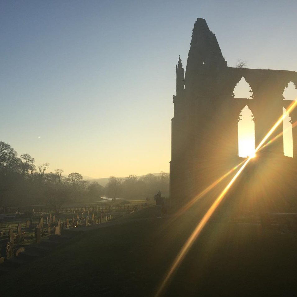 Beautiful sun over the Abbey captured by <a href="/sophieallinson/">Sophie Allinson 🎃</a> on Instagram.