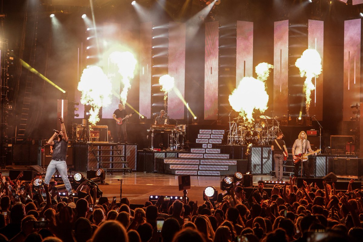 lukebryan's tweet image. Thanks Charlotte #HFETour