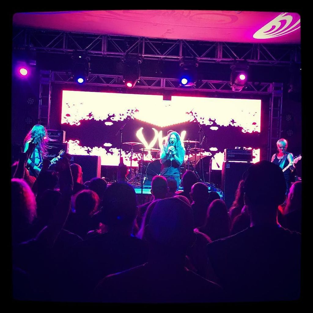 SteelyDanzig's tweet photo. Finally getting to see VHOL, and they're killing it!
#vhöl #vhol #psycholasvegas https://t.co/wSv03J2b2a https://t.co/L2DEgk9xkc