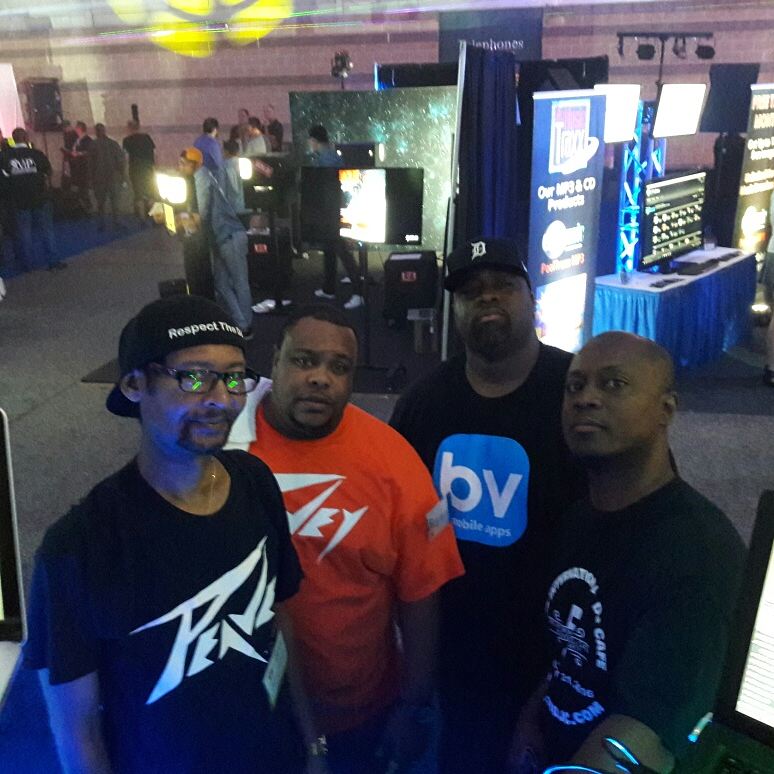 djgrooveWOLO's tweet photo. My Squad = #EU #CE #RTDJ #DEfam
#2017DjExpo #ACswagg #peavey #soundisourstrength #peaveydj #jusgroove #groovyflow #rtdj #djlife #livinlife https://t.co/Wkaco4EPHE
