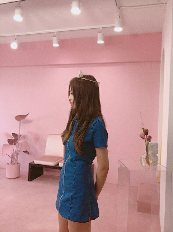 BLACKPINK_PH's tweet photo. [IG] blackpinkofficial update: #BLACKPINK #JENNIE #BLINK #TODAYIMFEELINPINK #ANDALITTLE #PRINCESSY #나능냐 #전기요정 #웃으면 #복이와요 #EVERYBODYSMILE https://t.co/CYc5xbmA5b