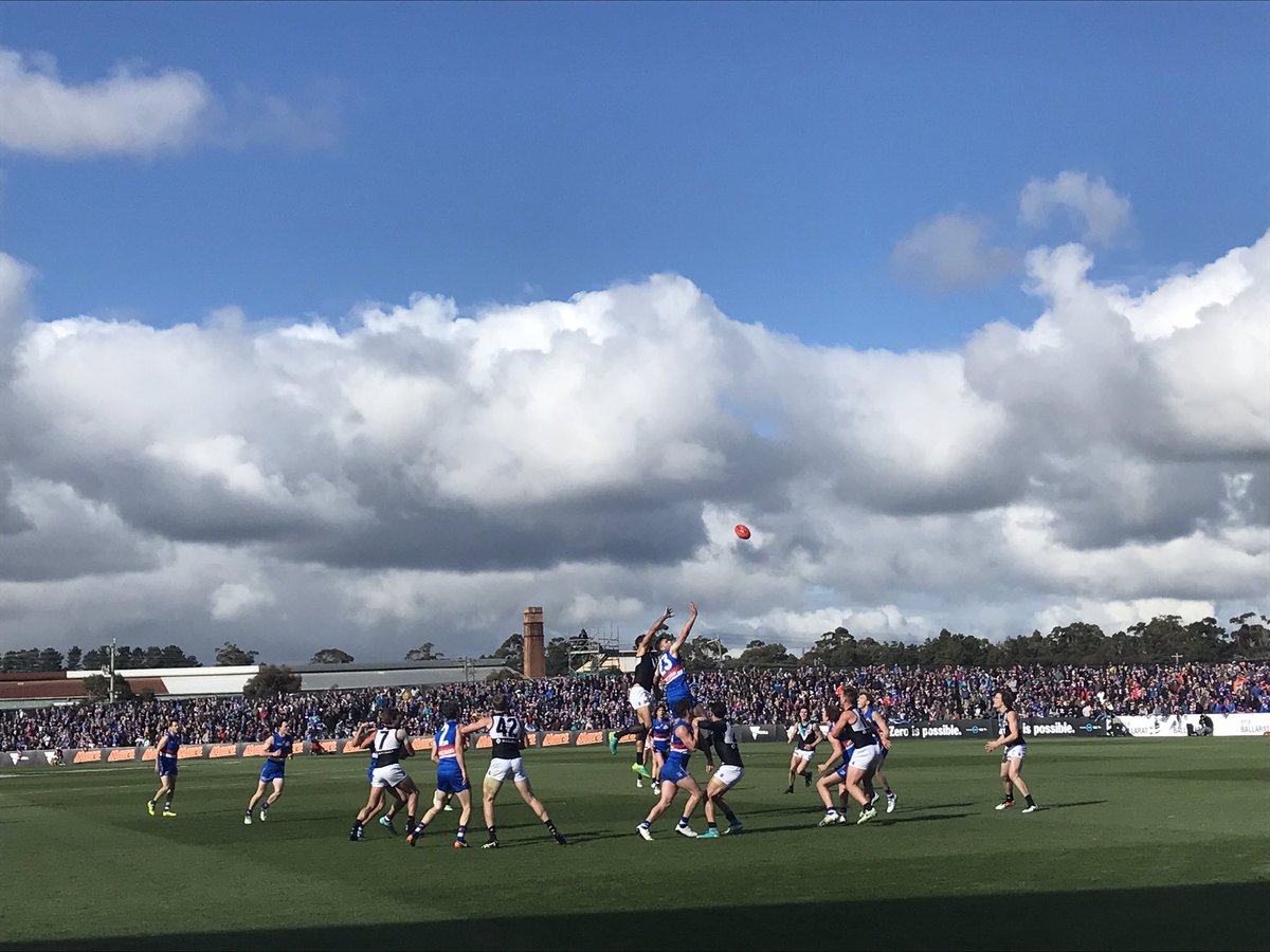 We just overheard one of the local #Auskick stars say how "cool" it was to see his favourite players up so close - we agree! #AFLinBallarat