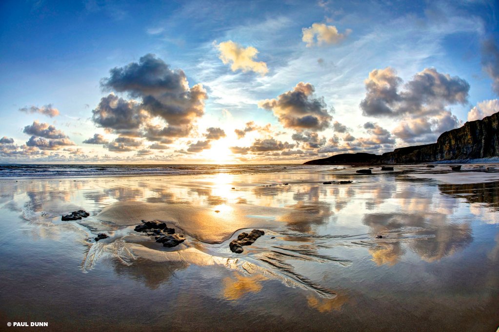 ☀️ Reflection perfection… ☁️

🌅 Traeth Mawr, Vale of Glamorgan
📸 #Photooftheday » bbc.in/2fK1kbZ