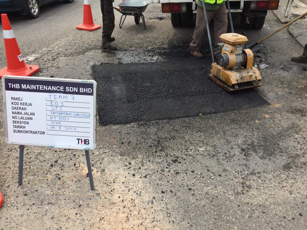 THBM_HQ's tweet photo. 190817 - Team #THBMPenang tampal kekal pothole di FT 001 Jamb. Valdor 👌#THBMHQ @JKRPulauPinang @JKRMalaysia @RoslanMdTaha https://t.co/SZWO68zkjA