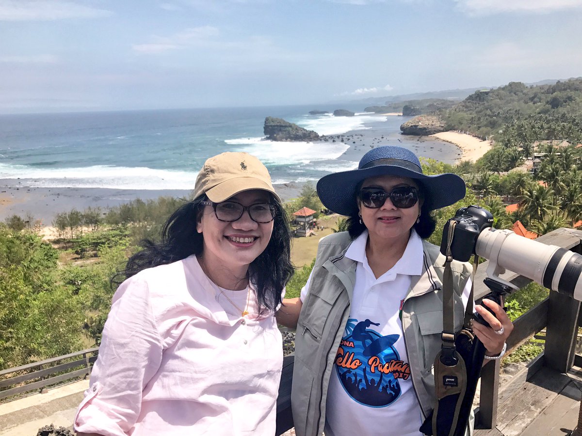 isari68's tweet photo. Ini bukan Tanah Lot.Ini di Pantai Watu Karung #HelloPacitan #WorldSurfLeague . Happy weekend 🍵😉💃🏻 @AgusYudhoyono @Edhie_Baskoro @SBYudhoyono https://t.co/ih4SHfpCQH