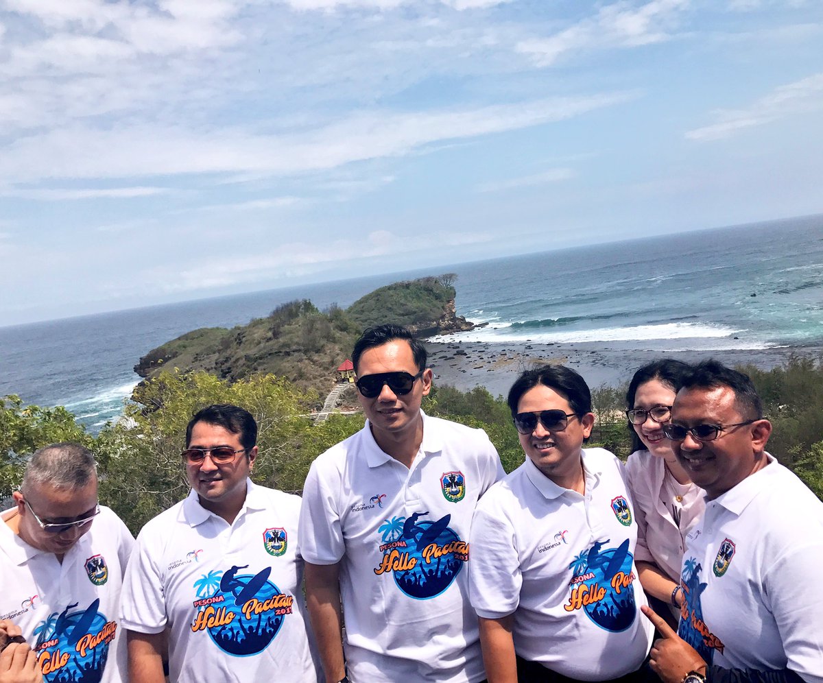 isari68's tweet photo. Ini bukan Tanah Lot.Ini di Pantai Watu Karung #HelloPacitan #WorldSurfLeague . Happy weekend 🍵😉💃🏻 @AgusYudhoyono @Edhie_Baskoro @SBYudhoyono https://t.co/ih4SHfpCQH