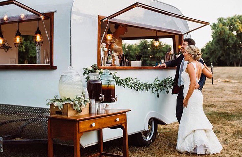 Is your venue is missing a bar? No problem! 👌🏼 #sweetwatercaravan has you covered with their #mobilebar rentals