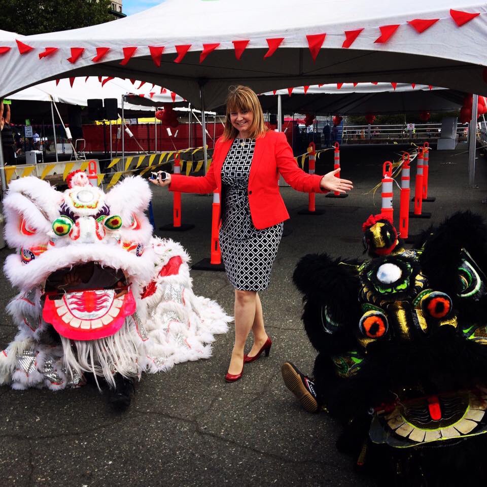 SocMedGirlyyj's tweet photo. <3 RT @PromoTanya: Hanging with a couple of dragons at the #VDBF2017 eye-dotting in #yyj today. https://t.co/cuiUvi131Y