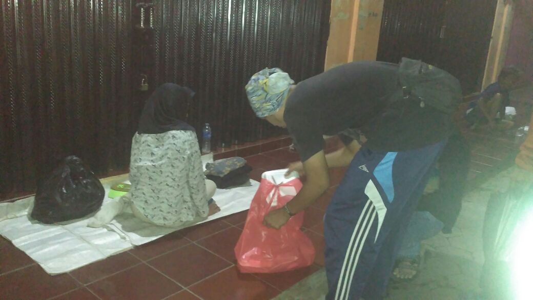 AyoberbagiPati's tweet photo. 90 Nasi + Air Minum tersampaikan ke Saudara kita di jalanan untuk makan malam. :)
#DUGEL 18 Agustus 2017 https://t.co/xeJqVyBri0