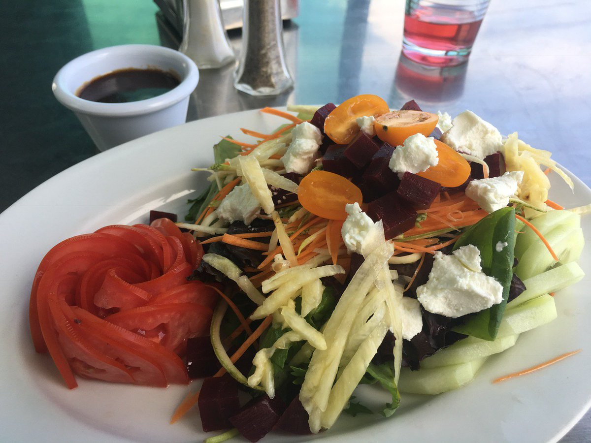 Beautiful garden salad at Vidasoul