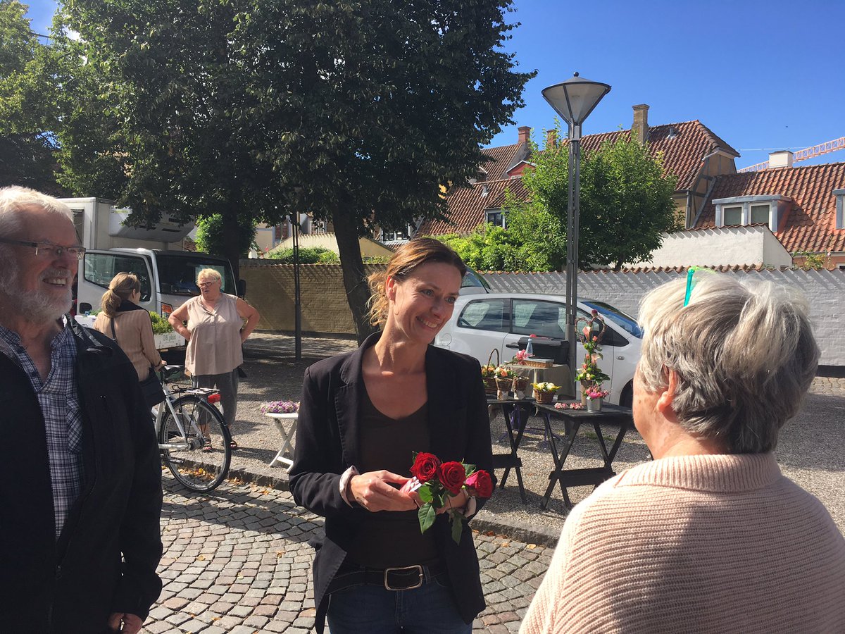 AnneEbensgaard's tweet photo. Kampagne: #samtaler om #syge #trygby #ledige #jobs #skole #velfærd #godskole #socialogsundhed #kv17 #Odense #fællesskab https://t.co/flmyNJUAld