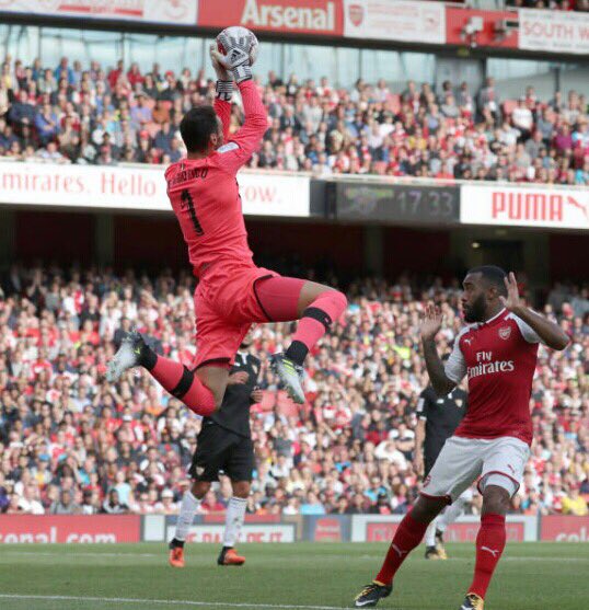 sergiorico25's tweet photo. Comienza una nueva temporada... Muchas ganas de volver a sentir el calor de nuestra afición. ¡Qué comience el espectáculo! ⚽ #vamosmisevilla https://t.co/FMGiXHZ7Ri