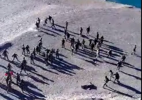 ThePrintIndia's tweet photo. #FirstOnThePrint India, China Pangong Lake clash video shows troops kicking, punching, throwing stones - @manupubby https://t.co/HPdluGulcC https://t.co/B0Gxf7s6bZ