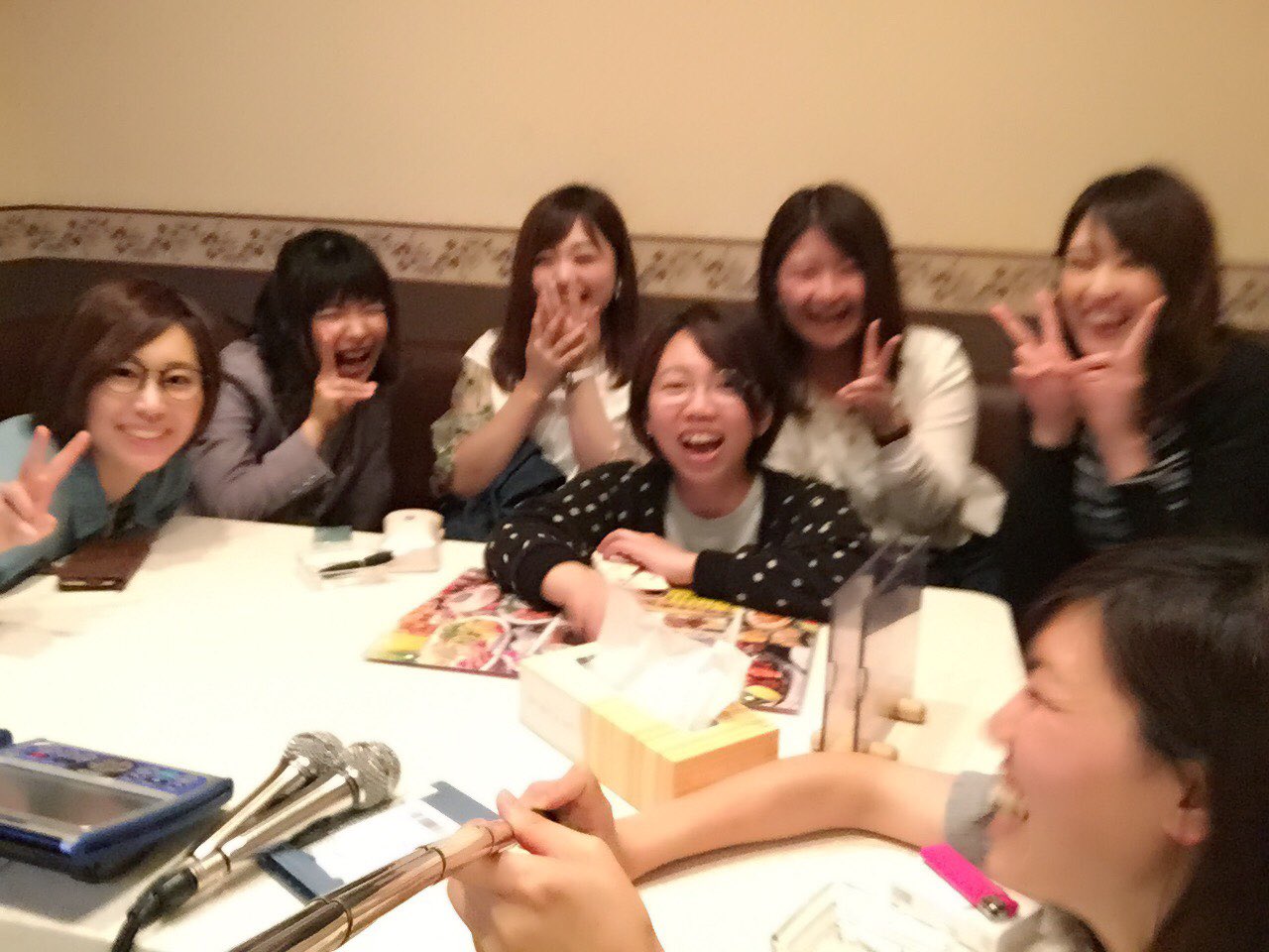 りの A Twitter 10代後半を共にした信金メンバー O さやさんの送別会だけど よみがえるみんなの黒歴史と若気の至り 笑 とりあえず知内の街コンいったら感想だけ聞かして欲しいわ 笑 あと みんなディズニー詳しいから 修学旅行以来のディズニーいってみたく