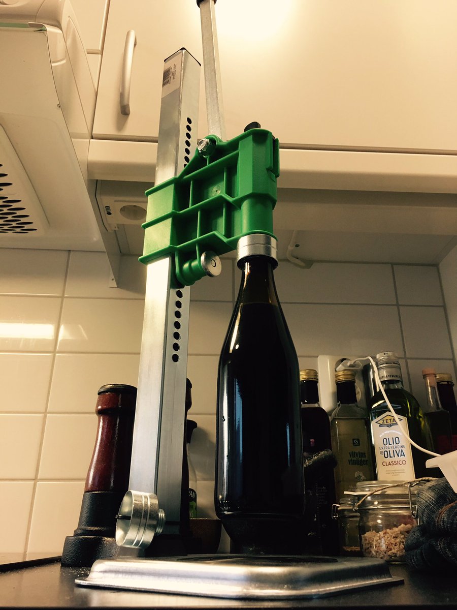 HMikrobrygg's tweet photo. Idag var det dags att tappa upp ena batchen på flaska! #ölbryggning #hellstrommikrobrygg #öl #köksbryggeri https://t.co/Kz9a7aqWzc
