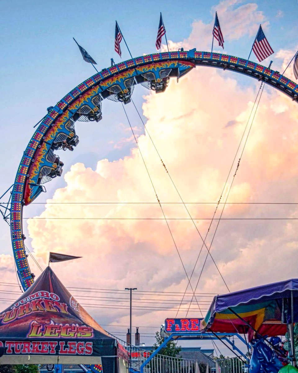 HuniNoirKC's tweet photo. #independencecenter #cloudporn #carnival https://t.co/AluaejXrK6