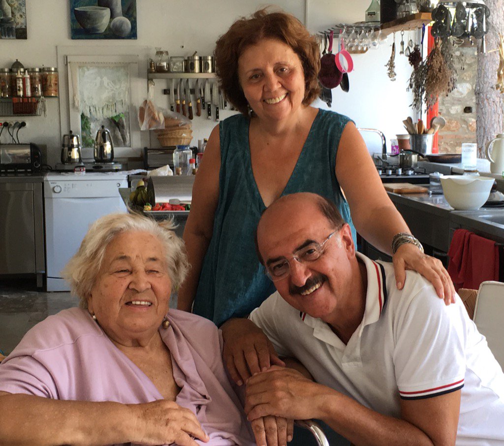 Maniki Dünya bu akşam Belediye'nin misafiri olarak Datça'da.
Can Baba'nın eşi Güler Yücel'i ziyaret etmeden olmaz:)