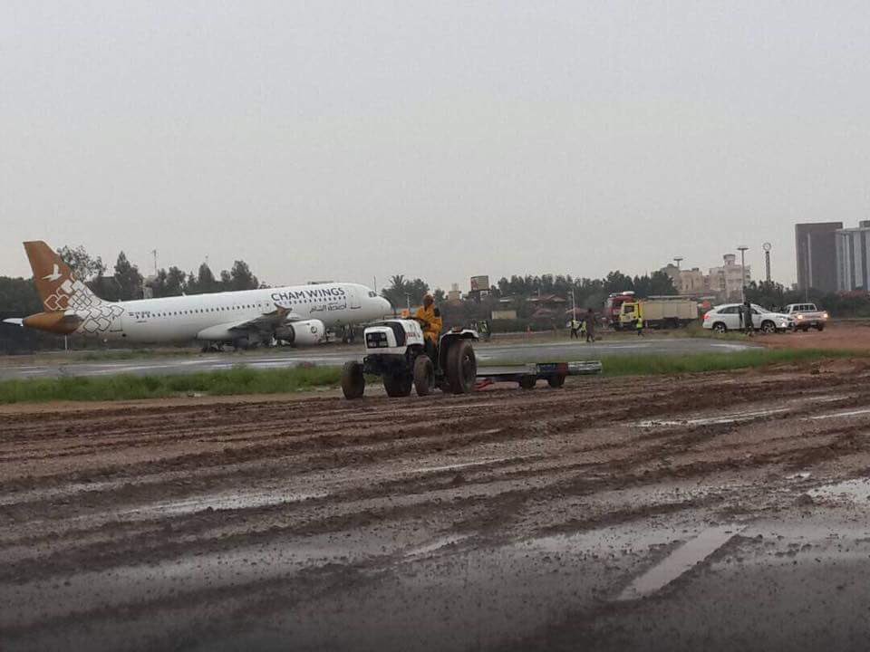 AviationWG's tweet photo. خروج طائرة أجنحة الشام من طراز ايرباص A320 خارج المدرج بسبب الأمطار الشديدة بمطار الخرطوم وكانت الطائرة قادمة من دمشق. https://t.co/O8bzgbtanL