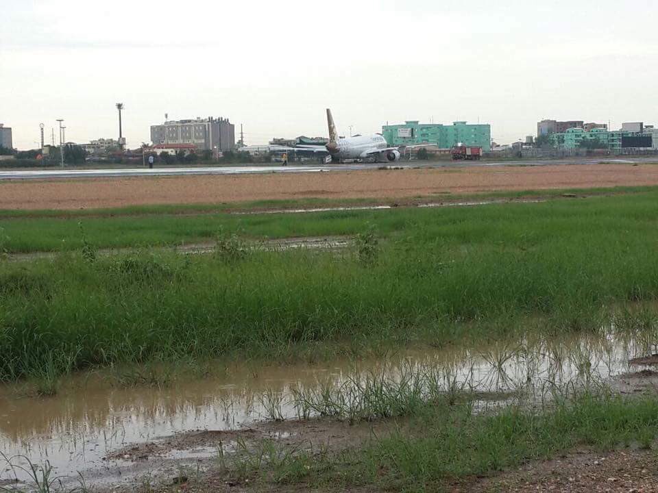 AviationWG's tweet photo. خروج طائرة أجنحة الشام من طراز ايرباص A320 خارج المدرج بسبب الأمطار الشديدة بمطار الخرطوم وكانت الطائرة قادمة من دمشق. https://t.co/O8bzgbtanL