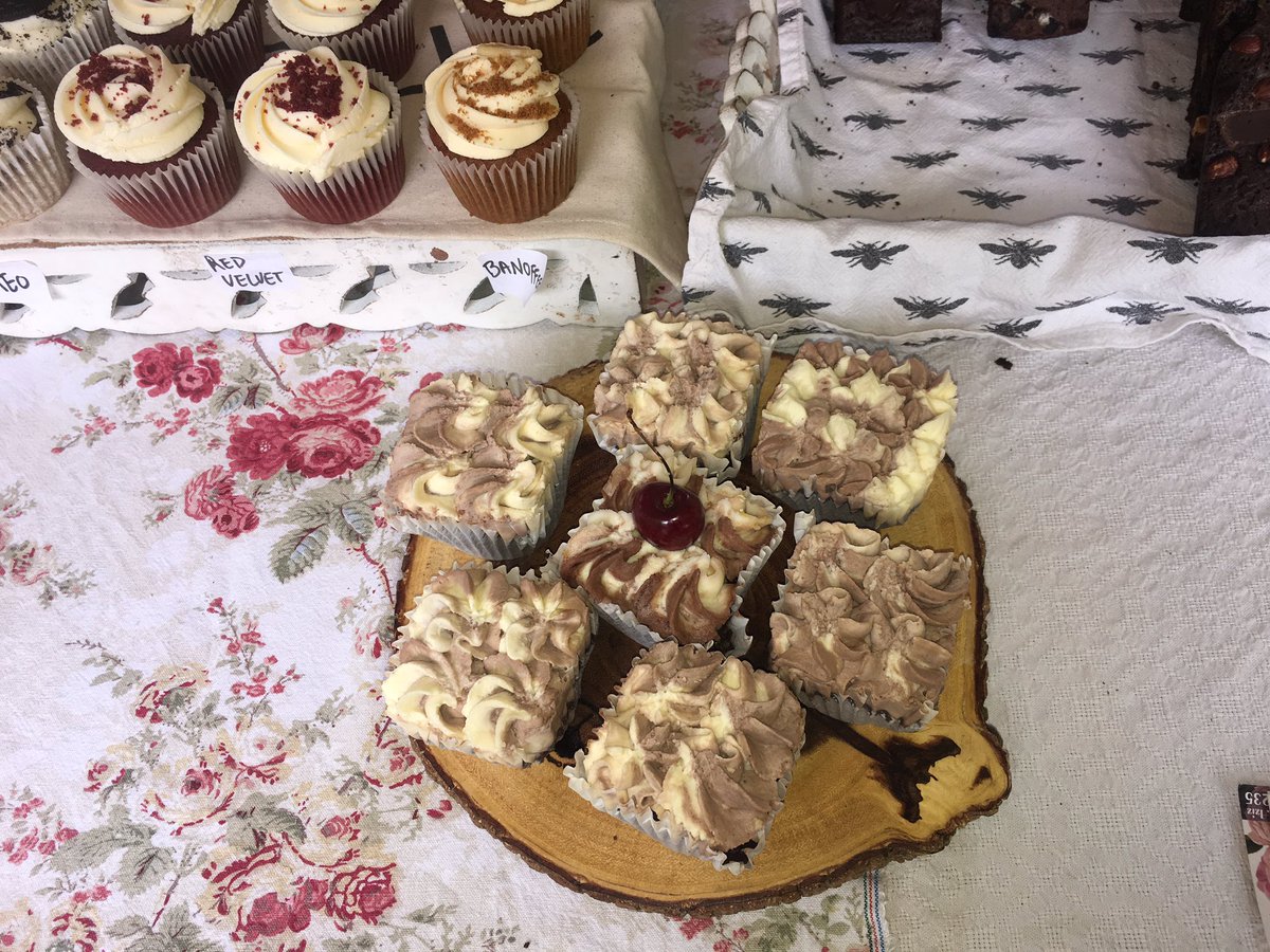 Leytonstonefood's tweet photo. I could cry....@LemonStreetB cheesecake brownies 😘👍🏼😍#leytonfoodmarket #leyton #cake #brownies #cherryonthetop https://t.co/WNAqnYrquI