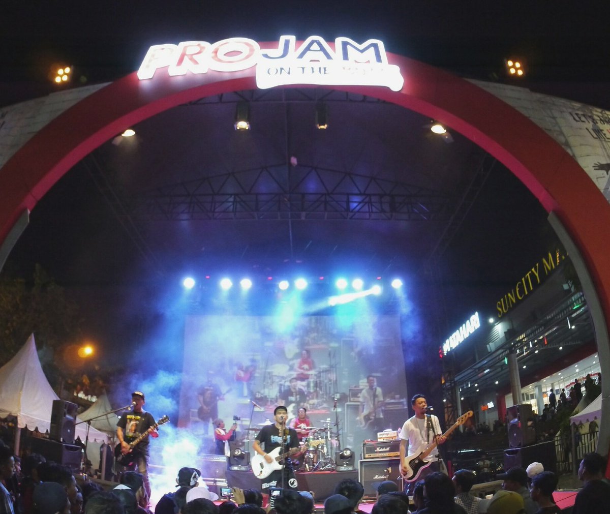 rocket_rockers's tweet photo. #rocketrockfriends Sumedang mana suara nya? Segera merapat ke IPP Bappeda, kita on stage jam 20.55 WIB #rockshow #projam #projamonthestreet https://t.co/WVky799ZhE