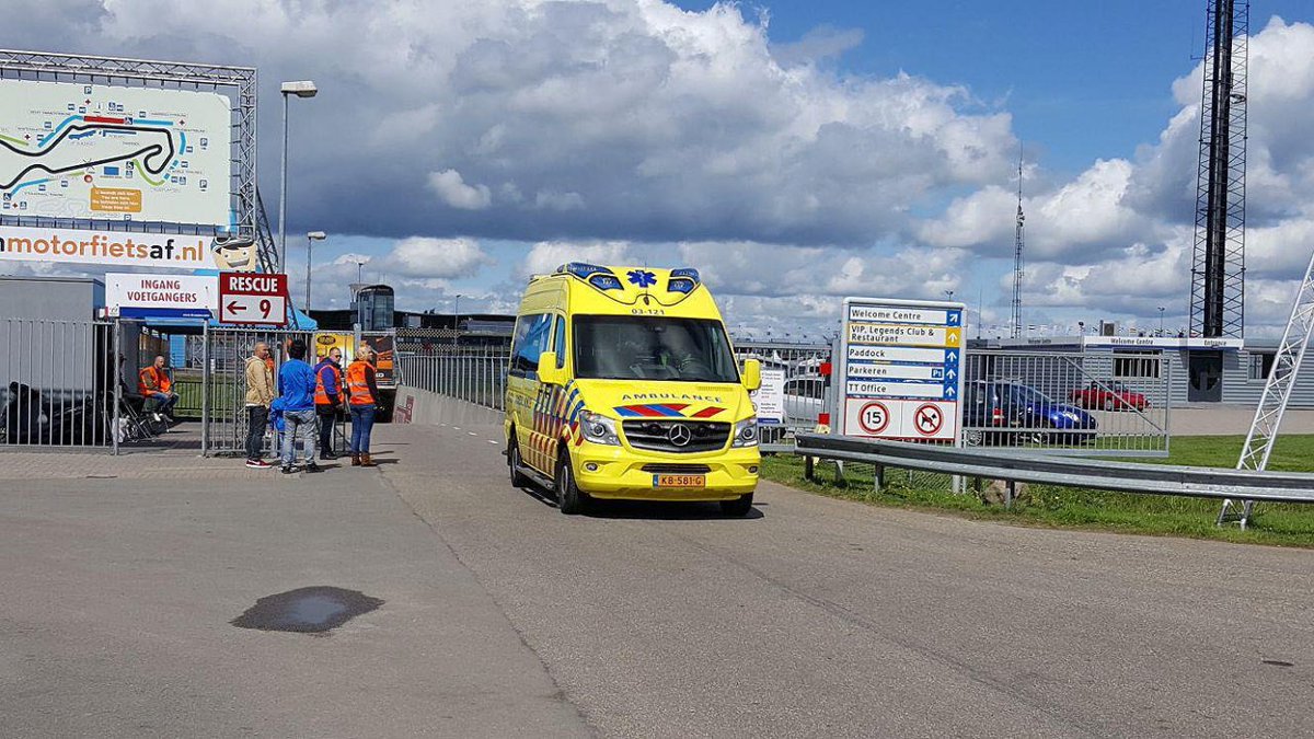 RTVDrenthe's tweet photo. Bij een ongeluk tijdens autoraces op het TT Circuit in Assen zijn twee vrijwilligers gewond geraakt https://t.co/Ns8VQyMx8N https://t.co/ouFJBoomFn
