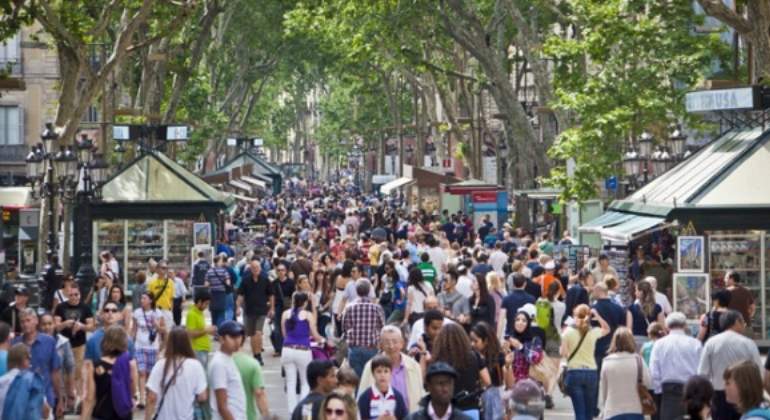 elEconomistaes's tweet image. Una administración de La Rambla de Barcelona vende el 2º premio de la Lotería Nacional días después del atentado goo.gl/sZwR8Q