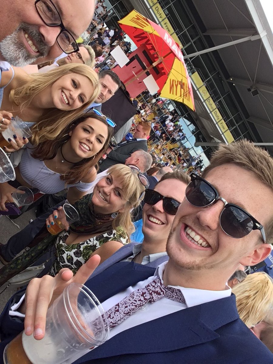 SamuelGould8's tweet photo. #Meetmurs #NewburyRaces @NewburyRacing 💃🏼💃🏼💃🏼 https://t.co/i43muTP2EB