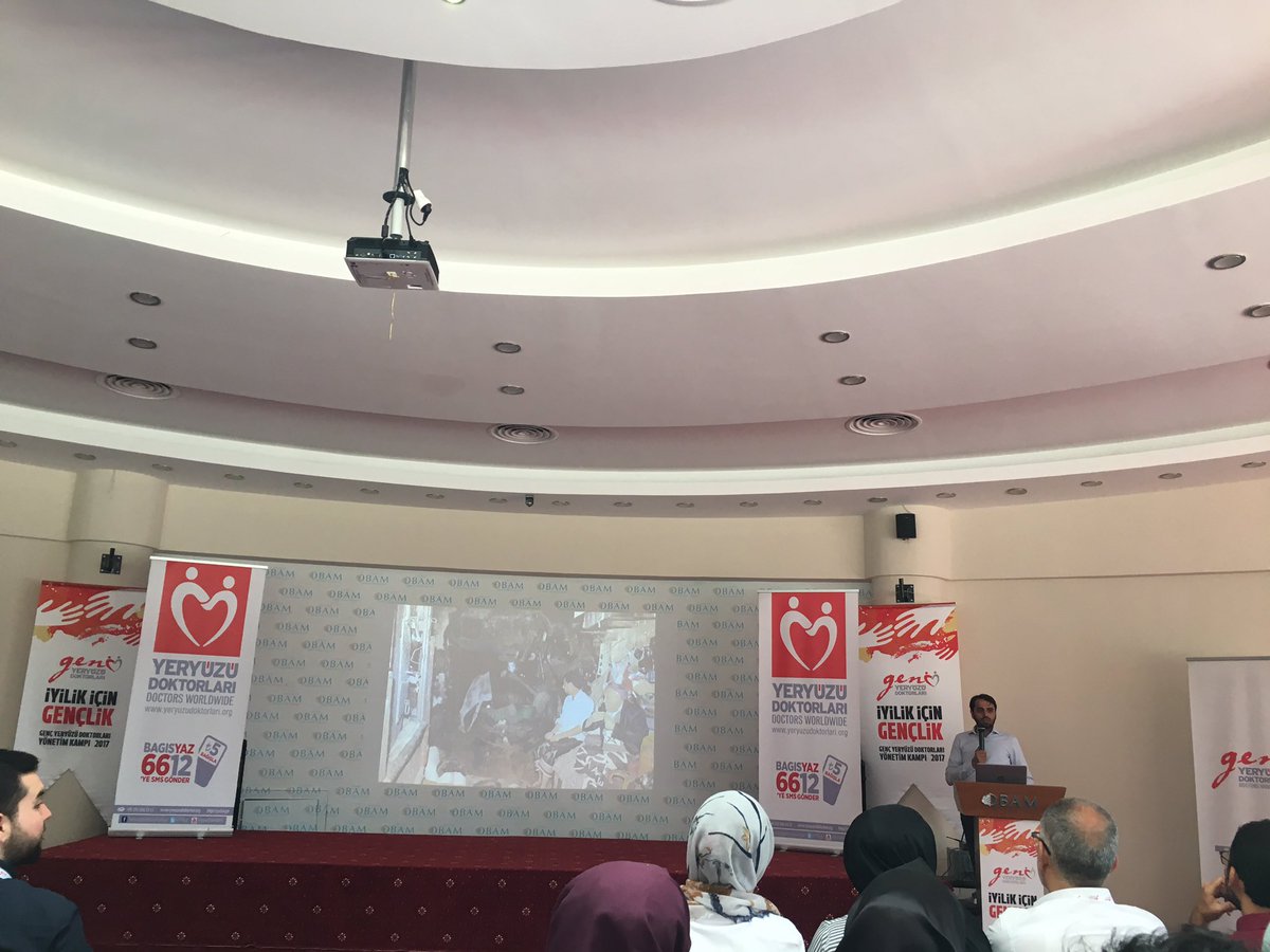 Kampımızın 3. gününde Ahmet Yasir Feten'in "İnsani Yardımdan Dönerken" adlı konuşmasını gerçekleştiriyor. #GençYYDKampta #iyilikiçingençlik