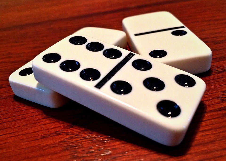 LibroPFeijoo's tweet photo. Uno de esos juegos que nos atrapa durante horas https://t.co/uRiplUrQ8B