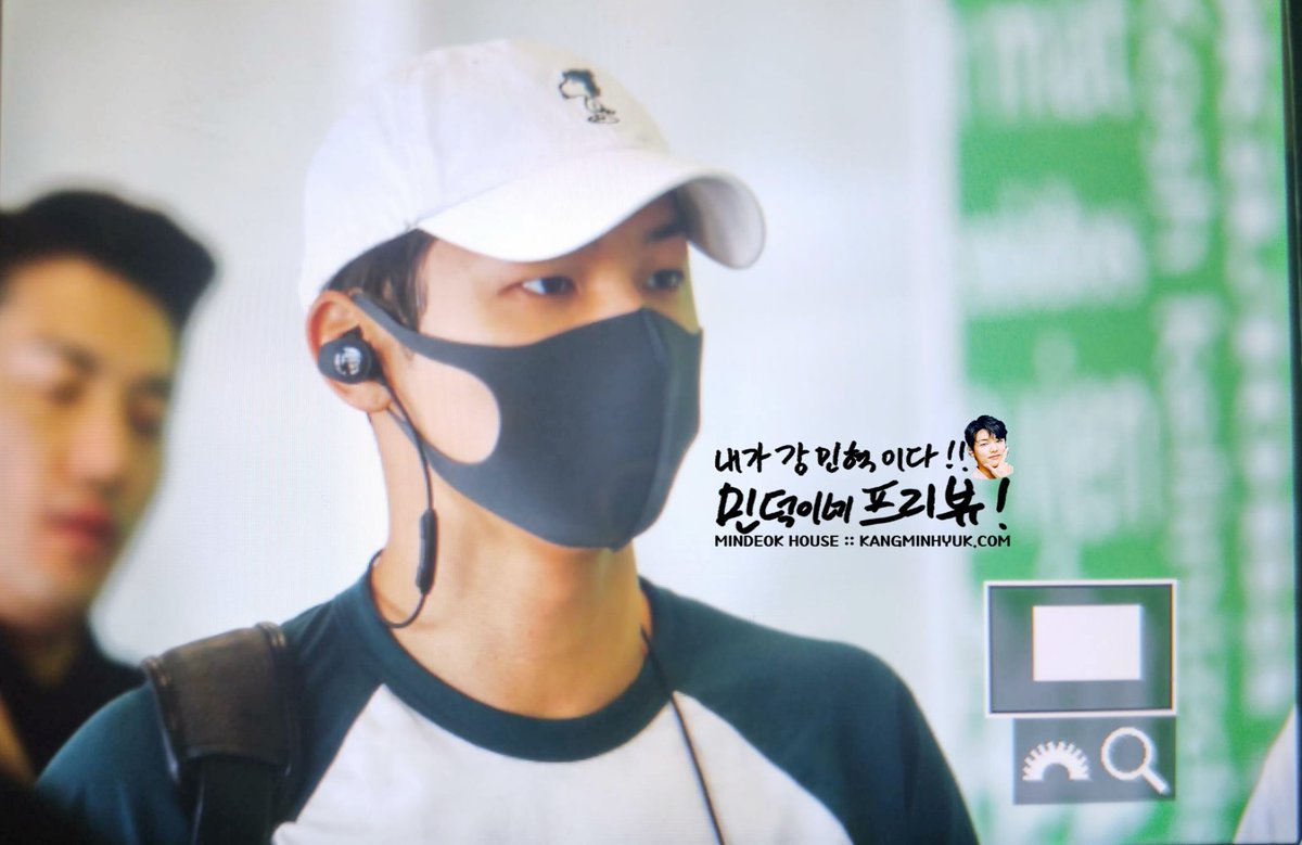 pie0628_siseon's tweet photo. 2017.08.19 #강민혁 #kangminhyuk 홍콩 도착 @MR_KANGGUN  😉😉😉 https://t.co/awFS2EWvPL