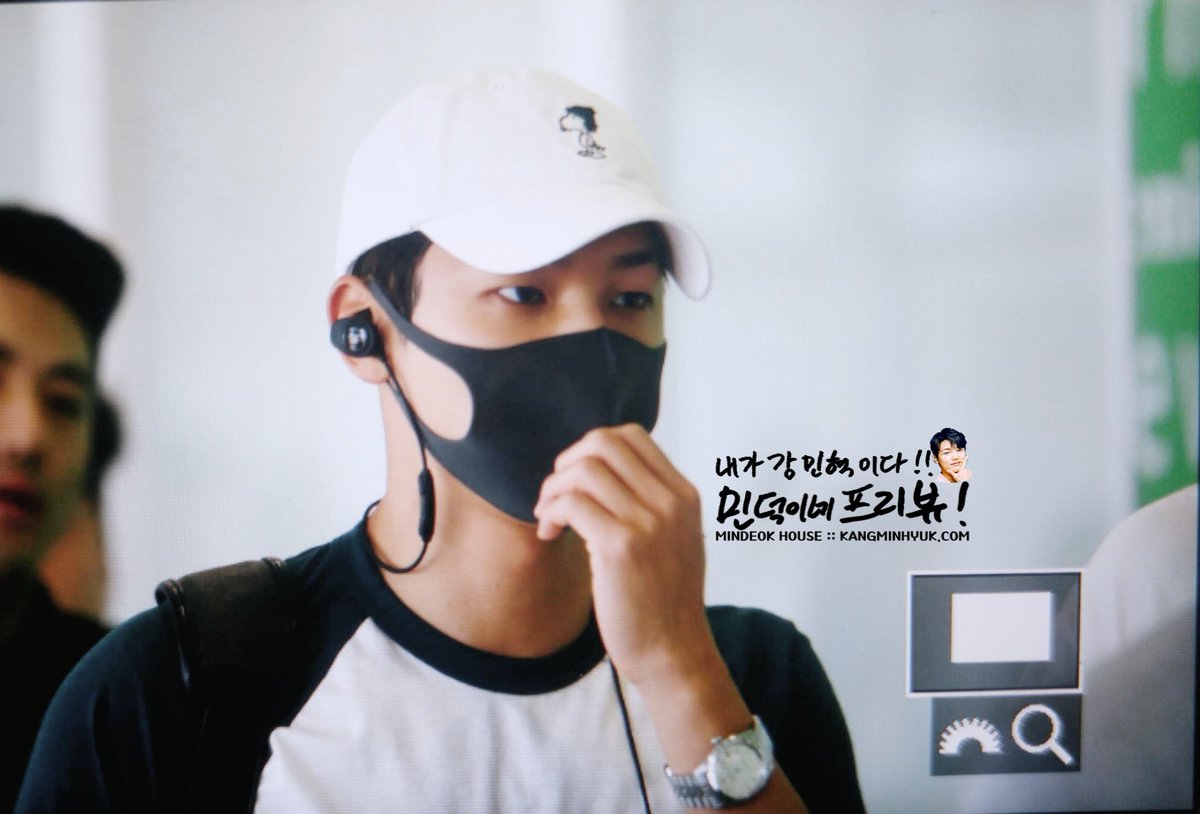 pie0628_siseon's tweet photo. 2017.08.19 #강민혁 #kangminhyuk 홍콩 도착 @MR_KANGGUN  😉😉😉 https://t.co/awFS2EWvPL