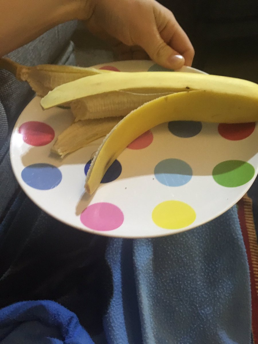 gracehasalife's tweet photo. My mum just gave me a banana on a plate,, why for the banana crumbs?? So I don't spill my banana?? https://t.co/ZfO5QhmAns