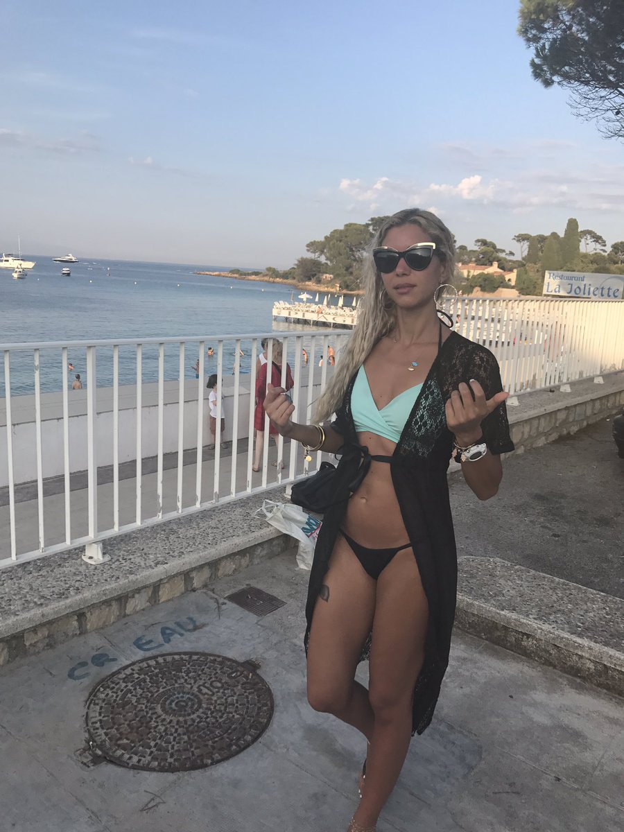 nouriega's tweet photo. One of my fave spots on earth...waiting for an uber..yet again. My babes snaps me well, no? 😎 #plagekeller ❤️ https://t.co/bTWNOKGijU