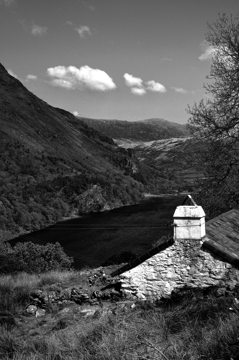 nomadic_shores's tweet photo. Nant Gwynant valley, looking over Llyn Gwynant. #wales #snowdonia #blackandwhitephotography #landscape #photography https://t.co/GdaW16hDLG