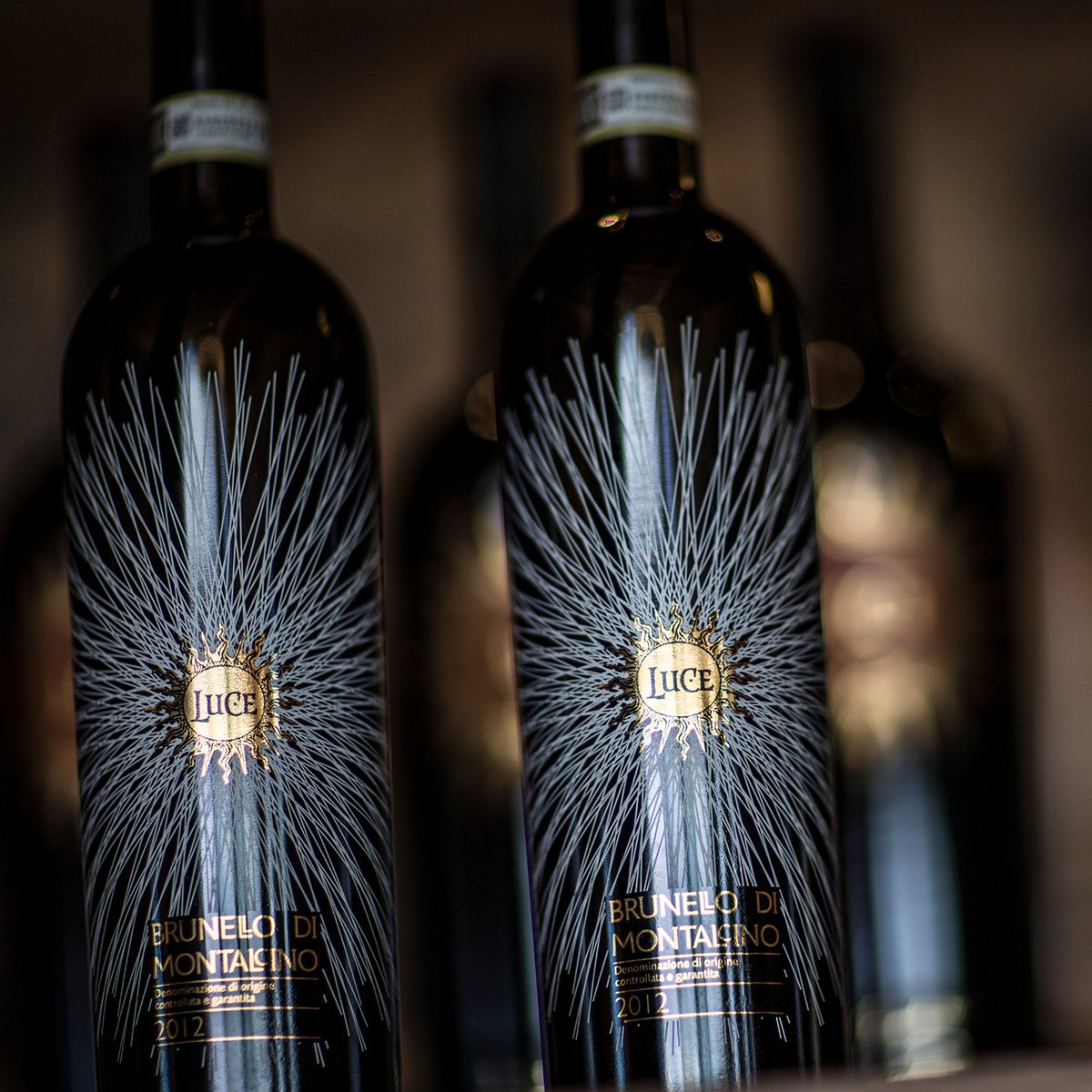 TenutaLuce's tweet photo. #LuceBrunello in total black: fate posto ad un ospite speciale sulla vostra tavola di classe. #LuceLovers https://t.co/INOisXAJQw