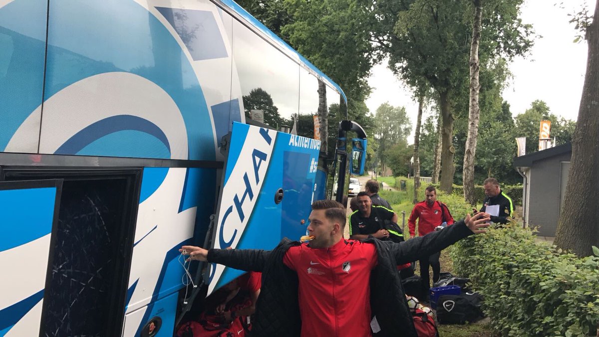 Spelers en staf @spclsilvolde met <a href="/degraafschap/">De Graafschap</a> bus naar Rijssen voor het <a href="/FTOPToernooi/">Fletcher Toernooi</a> 13.30 uur wedstrijd tegen 'jong' <a href="/MijnVitesse/">Vitesse</a>
