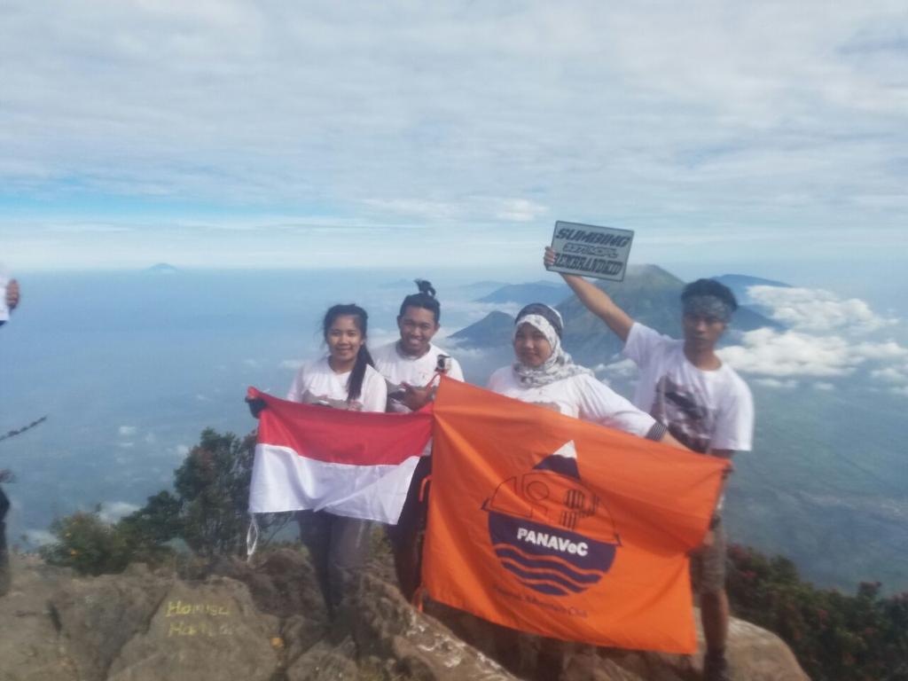 PANAVeC's tweet photo. Kabut lembut menemani pagi ini 😊
#sumbing3371mdpl
#merahputih 
#panavec 
#merdeka https://t.co/NCiSP9O6if