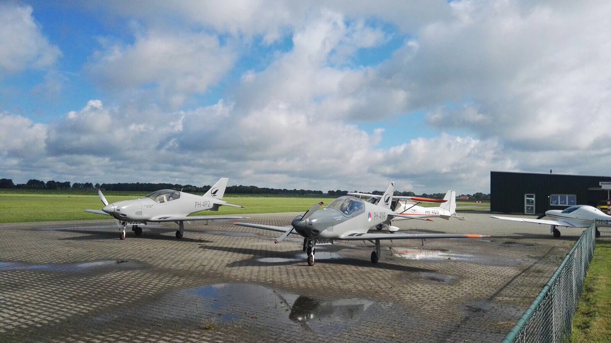 Het weer is opgeklaard, op naar de open dag van vliegveld Westerwolde te Stadskanaal! <a href="/vliegveld_ehst/">Vliegclub W'wolde</a>