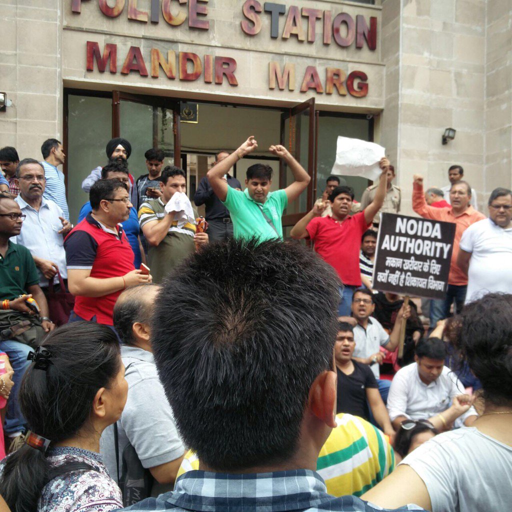 AskAnshulSharma's tweet photo. #jaypeehomebuyers @CMOfficeUP @PMOIndia @amanswayamsevak सारे क़ानून अमीरों की जेब में है , और ग़रीबों को लाठी https://t.co/fpSAYqc8yh