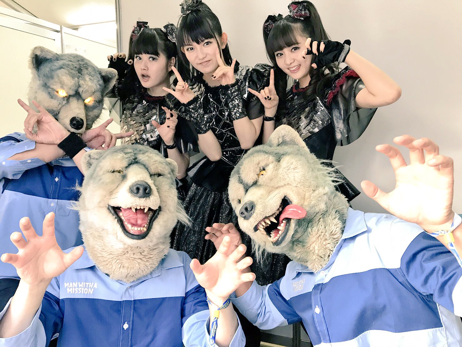 Man With A Mission 可愛イラシイ女ノ子達ガ 楽屋ニ居タノデガウガウシマシタ ﾟdﾟ ｶﾞｳｶﾞｳ T Co Fkc7hctlvj Twitter