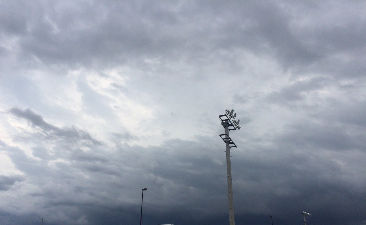 changminluv_b's tweet photo. これから雷が来ますよ〜〜の空(´・J・`) https://t.co/CVIWXuo5gE