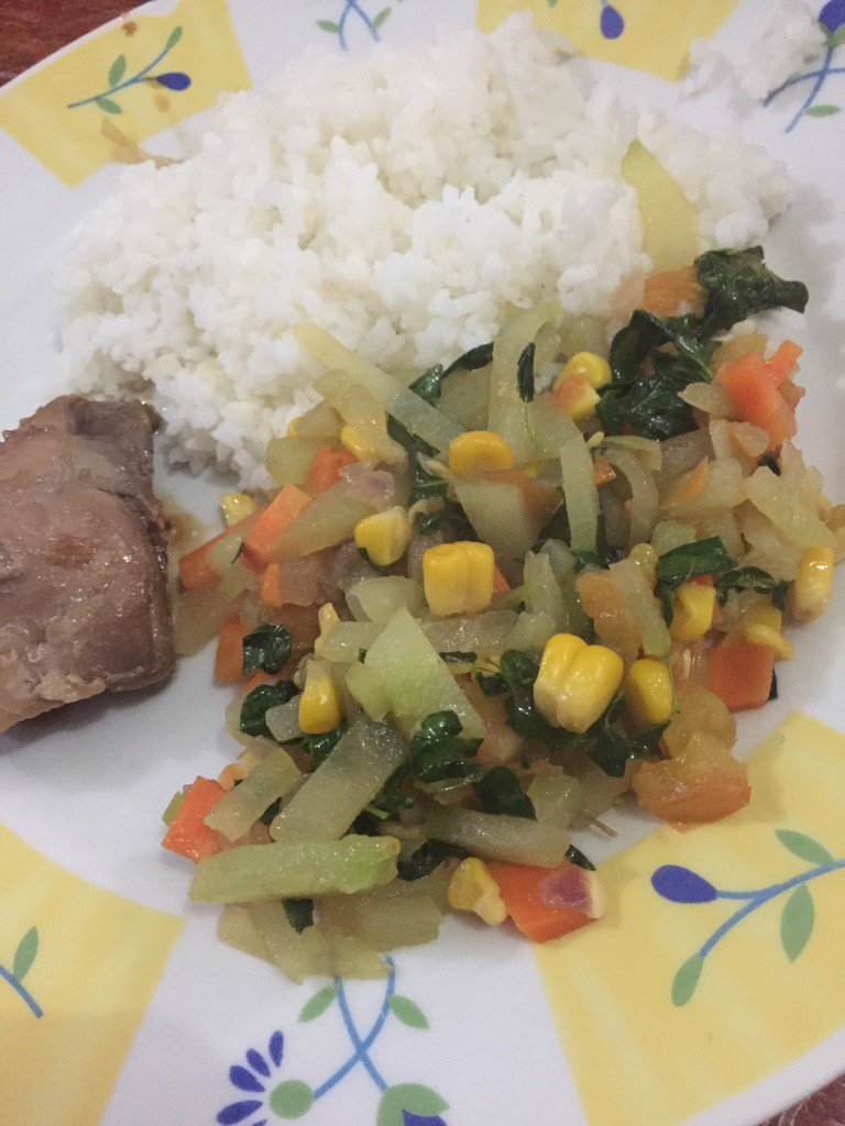 chumpeeeee's tweet photo. While ate Maricel is gone, dinner is on Chef @irishcariaga_ #firsttimechef @migster_suave https://t.co/Hw7aff9pPC
